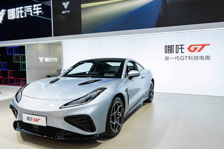 重庆32哪吒汽车在智能汽车领域的表现，领途汽车在新能源汽车市场中的影响力